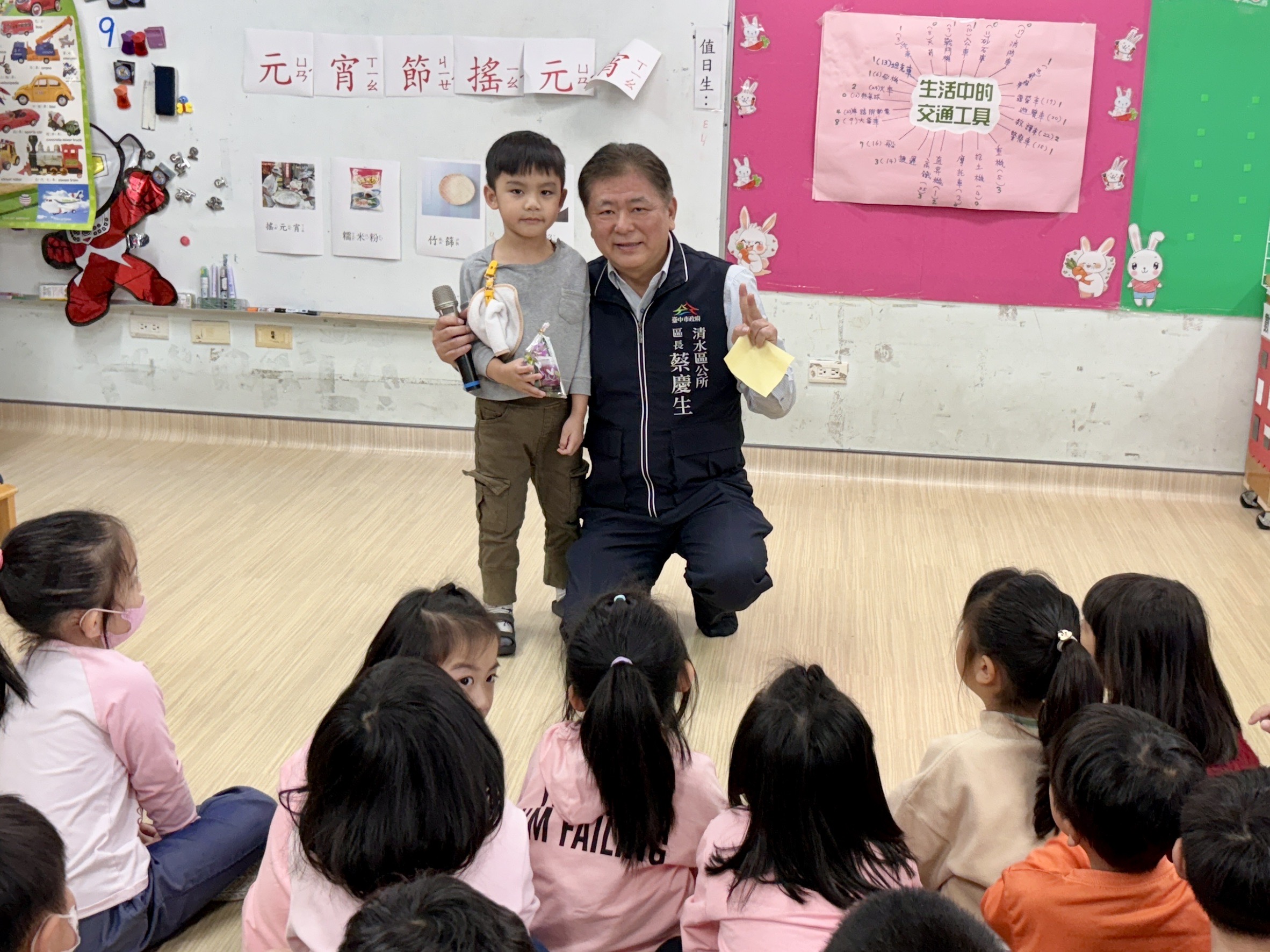 蔡區長與有獎徵答的小朋友合影。（圖/清水區公所提供）