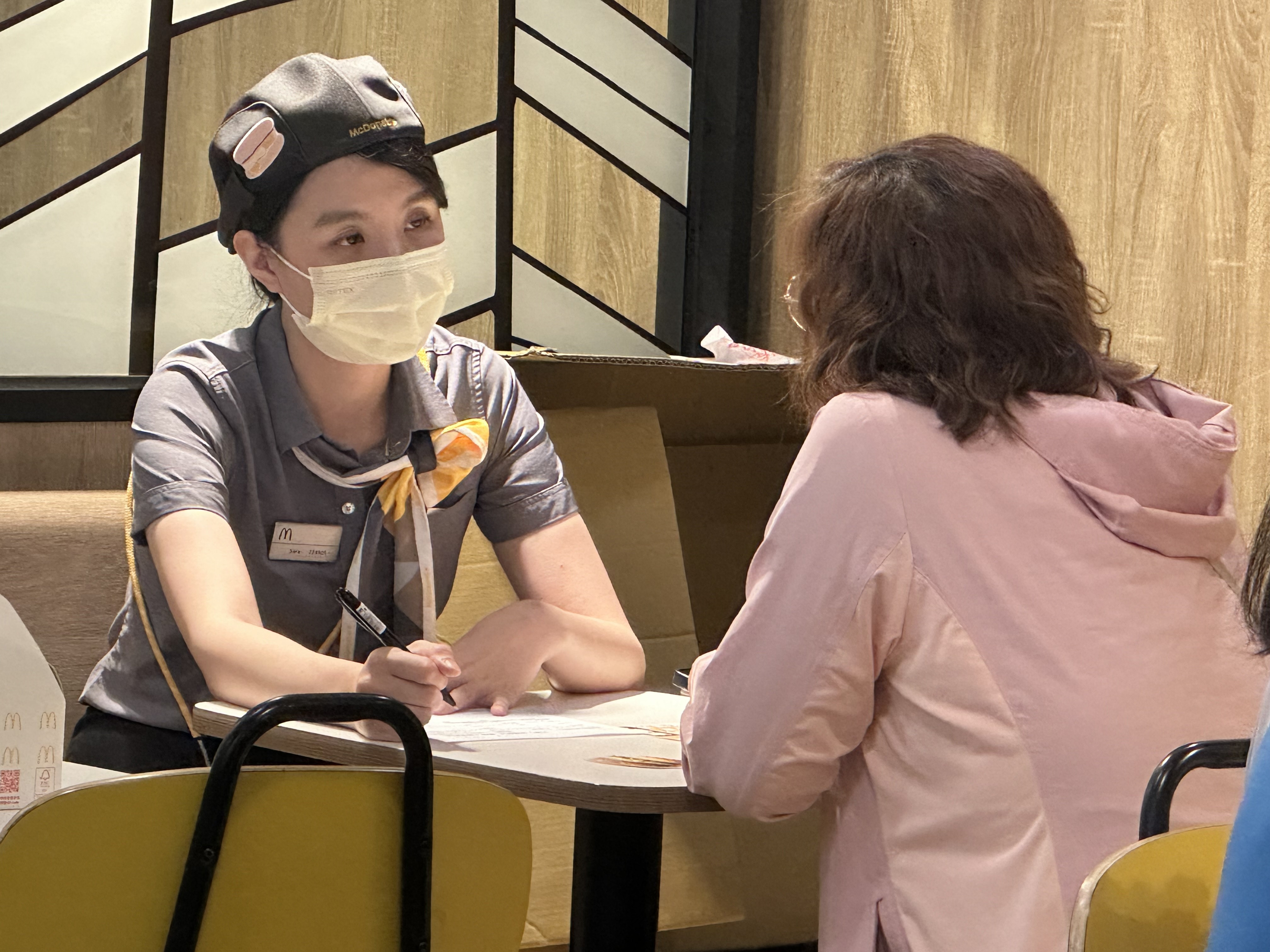 中港店副理Sara針對履歷立馬執行面試。（圖/謝榮浤拍攝）
