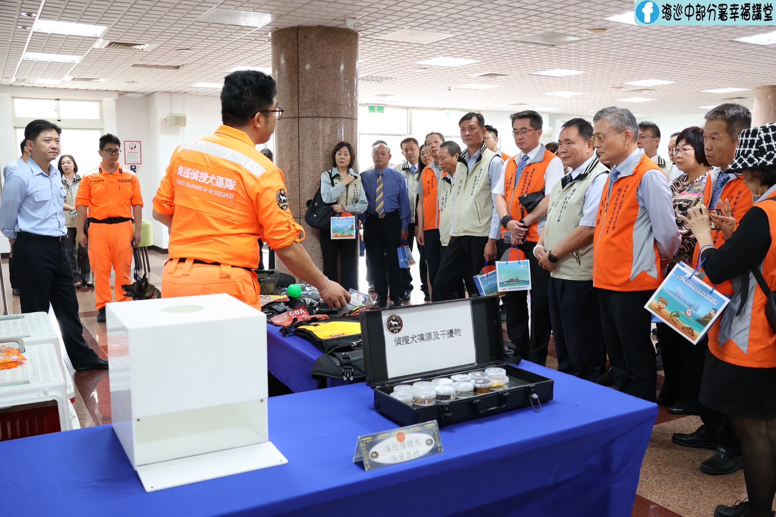 海巡偵搜犬區隊進行現場展示，說明偵搜犬具備高度靈敏嗅覺與專業訓練，於查緝犯罪任務中表現精準果決，展現海巡執法強度與機動能力。（圖/謝榮浤翻攝）