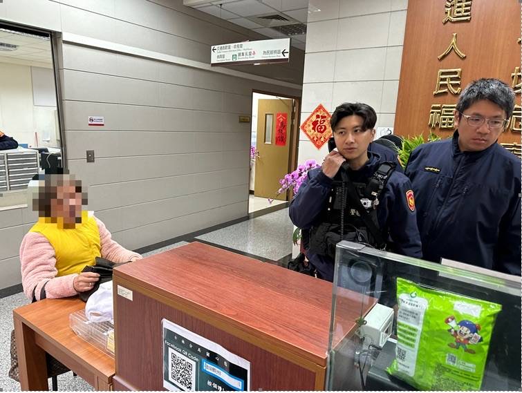 大年初一，家家戶戶正值歡聚團圓之際，士林分局文林派出所員警仍堅守崗位，服務不打烊。（圖/謝榮浤 邱水文翻攝）