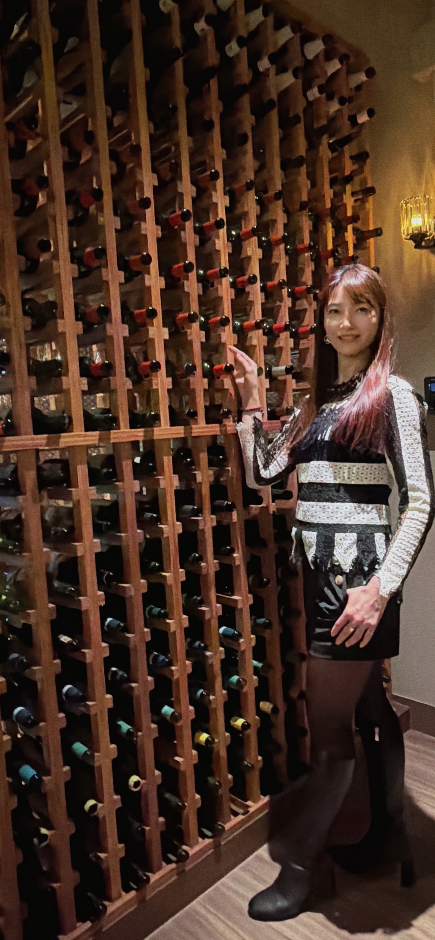 彭美惠27日晚間與閨蜜友人小聚，於酒吧輕鬆合影，展現優雅氣質與時尚風采。（圖/謝榮浤拍攝）