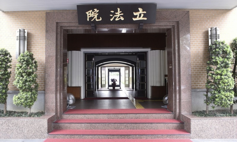 立法院審議65歲免健保費提案